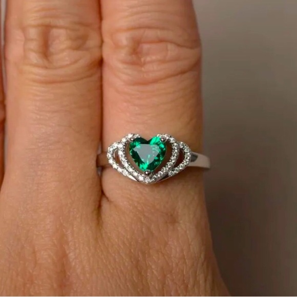 Elegant Sliver Emerald Heart Ring! - Picture 3 of 7